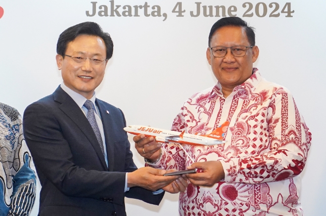 김이배 제주항공 대표이사(왼쪽)와 Capt. Daniel Putut Kuncoro Adi 라이온에어 그룹 회장이 공동운항 협정을 체결하고 기념 촬영하고 있다. / 사진=제주항공 제공