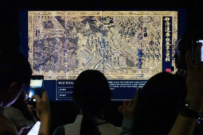 호암미술관의 대규모 기획전 ‘진흙에 물들지 않는 연꽃처럼’에 관람객 6만명을 돌파해 화제다. 사진은 호암미술관 '진흙에 물들지 않는 연꽃처럼' 기획전에서 '디지털 돋보기'를 시연하고 있는 관람객들. (사진 = 호암미술관 제공)