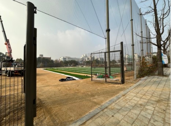 연세대 신촌캠퍼스 야구장 모습. HL그룹은 공사비 전액을 부담해 야구장에 아이스링크를 건립한다는 계획이다.