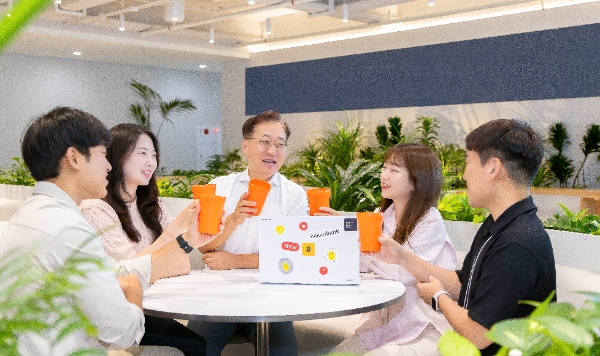 윤호영 카카오뱅크 대표이사(왼쪽에서 세 번째)가 지난 4일 카카오뱅크 판교오피스에서 직원들과 함께 '바이바이 플라스틱 챌린지'에 참여하고 있다. / 사진=카카오뱅크 제공