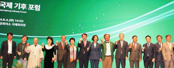 포럼에 참석한 강신숙 은행장(왼쪽 여섯 번째)을 비롯한 주요 내빈들이 기념촬영을 하는 모습. / 사진=Sh수협은행 제공
