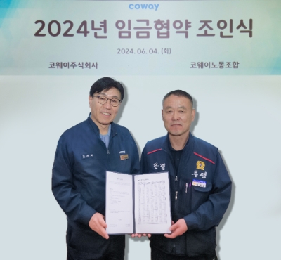 왼쪽 김동화 코웨이 생산본부장 / 오른쪽 임재환 생산 코웨이노동조합 위원장
