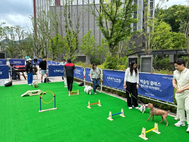 롯데건설은 지난 4월부터 5월까지 두 달여간 고객 만족(CS) 서비스 일환으로 롯데캐슬 입주민에게 캐슬링 서비스를 무상으로 제공했다고 5일 밝혔다. 사진은 의정부 롯데캐슬 골드포레 단지에서 입주민들이 캐슬링 펫티켓 클래스 행사에 참여하고 있는 모습. (사진 = 롯데건설 제공)