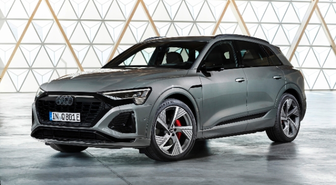 아우디 코리아는 오는 10일부터 대형 프리미엄 순수전기 SUV ‘더 뉴 아우디 Q8 e-트론’과 ‘더 뉴 아우디 Q8 스포트백 e-트론’, 아우디 Q8 e-트론의 고성능 모델인 ‘더 뉴 아우디 SQ8 스포트백 e-트론’의 판매를 시작한다고 5일 밝혔다. 사진은 더 뉴 아우디 Q8 e-트론의 모습. (사진 = 아우디 코리아 제공)