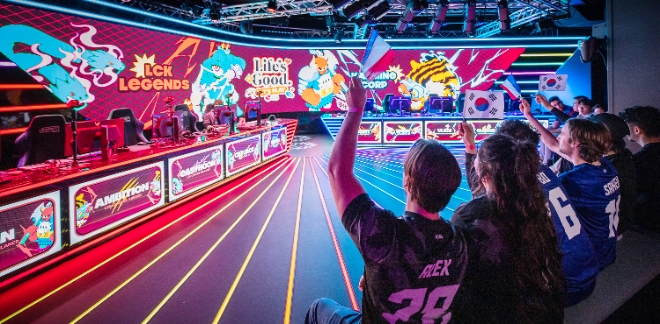 LG전자는 최근 프랑스 한국문화원과 협력해 ‘Life’s Good, Let’s Play’라는 주제로 자사의 혁신 기술과 K-컬처를 체험하는 행사를 개최했다고 5일 밝혔다. 사진은 전직 프로게이머들로 구성된 한국 올스타팀과 프랑스 e스포츠팀 ‘카민 코프’의 경기가 열린 행사장 모습. (사진 = LG전자 제공)