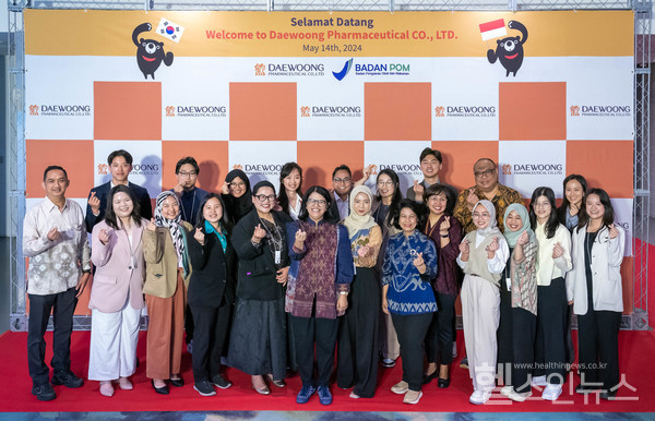 리즈카안달루시아인도네시아식약처장과주요내빈이대웅제약의인도네시아우수직원과기념사진을촬영하고있다.
