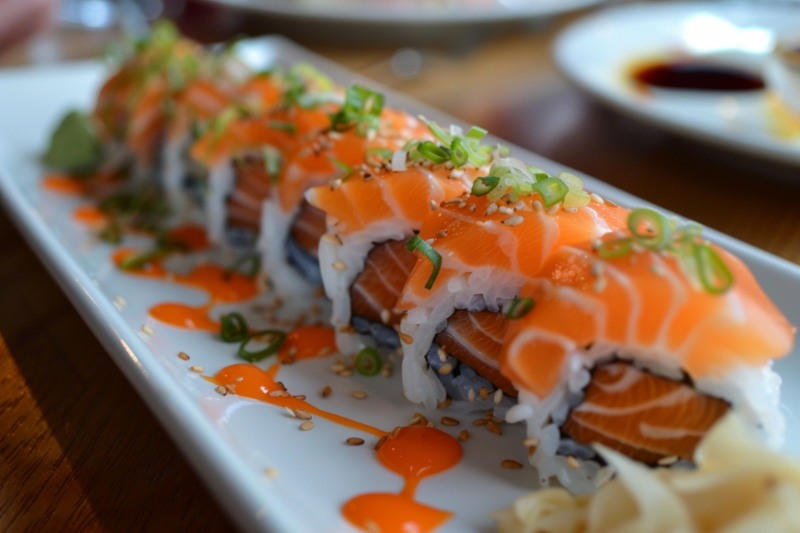 연어는 구이, 샐러드, 회, 롤 등 다양한 요리 방법으로 먹을 수 있다. / 이미지 생성 : 미드저니 (by rido)