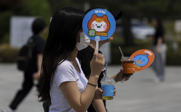 서울 서대문구 이화여자대학교에서 학생들이 부채로 햇빛을 가린 채 이동하고 있다.