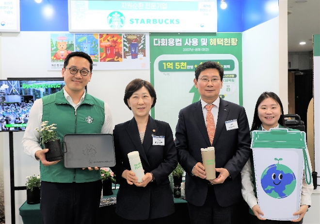 환경의날 기념식에서 한화진 환경부 장관(왼쪽 두 번째)과 이상일 용인시장(왼쪽 세 번째)이 스타벅스 파트너들과 기념사진을 찍고 있다. / 사진=스타벅스 코리아 제공