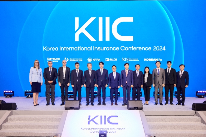 사진=이문화 삼성화재 사장(가운데)과 주요 참석자들이 기념 촬영하고 있다.
