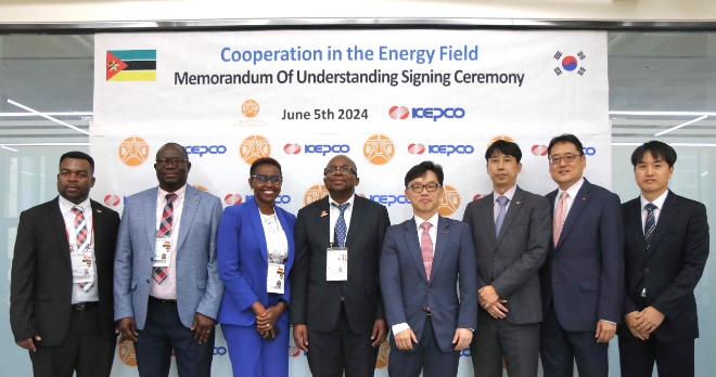 전찬혁 한전 해외사업개발단장(왼쪽 다섯 번째)과 모잠비크 전력청장(왼쪽 네 번째)이 MOU 체결 후 양측 관계자들과 기념 촬영하고 있다. / 사진=한국전력공사 제공