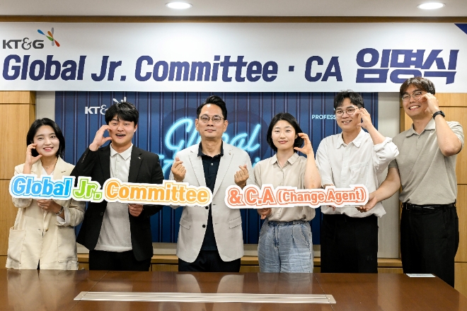 방경만 KT&G 사장(왼쪽 세 번째)이 온라인으로 진행된 임명식에서 글로벌 주니어 커미티 1기 및 글로벌 CA 구성원들과 기념사진을 촬영하고 있다. / 사진=KT&G 제공