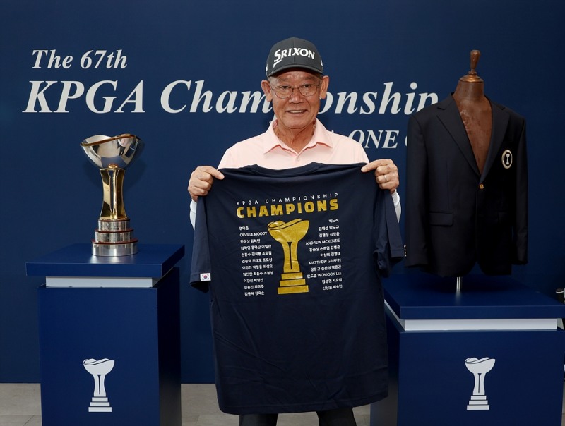 제67회 KPGA 선수권대회 with A-ONE CC에 출전한 선수 전체에게 지급된 기념 티셔츠를 들고있는 박남신 사진=KPGA