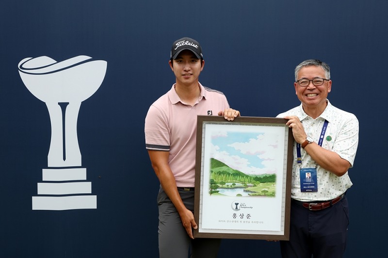 KPGA 선수권대회 첫 출전 기념 액자를 받은 홍상준 사진=KPGA