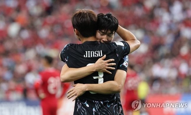 데뷔골 넣고 축하받는 배준호