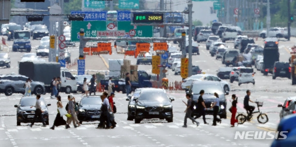 서울 낮 기온이 31도까지 오르는 등 한여름 날씨를 보인 지난 5일 서울 영등포구 여의대로에 아지랑이가 피어오르고 있다.