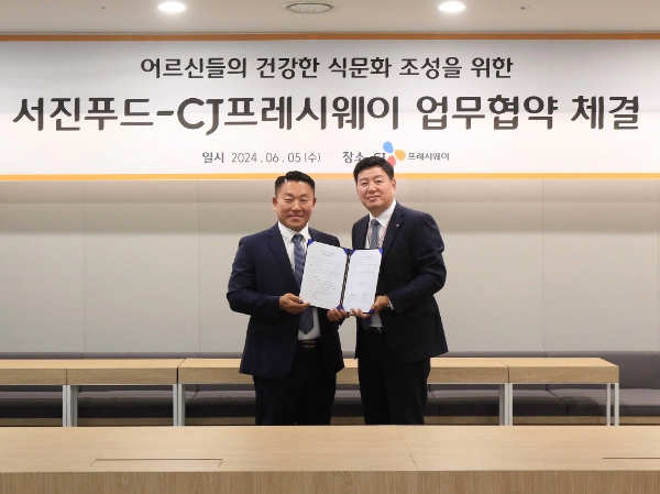 배도수 CJ프레시웨이 급식사업담당(오른쪽)과 최성규 서진푸드 대표