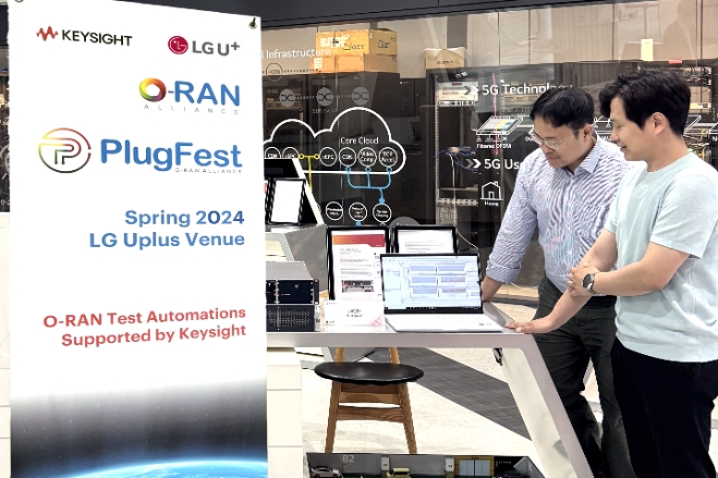 LG유플러스는 글로벌 오픈랜 표준화 단체 O-RAN 얼라이언스가 주최한 ‘플러그페스트(PlusFest)’에 한국전자통신연구원(ETRI), 경희대학교 등 국내 산학연 단체와 함께 참가해 기술개발 성과를 공유했다. 사진은 LG유플러스 마곡사옥에서 키사이트 직원들이 오픈랜 시험 자동화 기능을 실증하고 있는 모습.