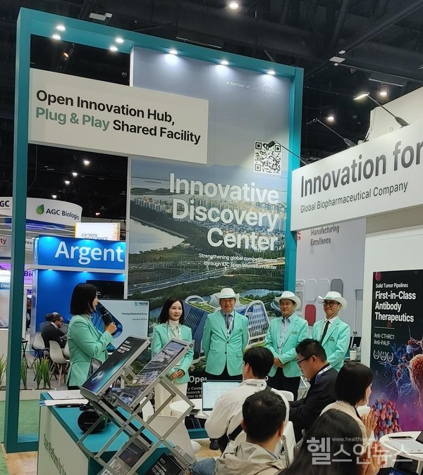 바이오USA기자간담회행사에(좌)프레스티지바이오파마그룹박소연회장,김진우부회장,프레스티지바이오파마IDC고상석대표,프레스티지바이오로직스양재영전무가참여하고있다.