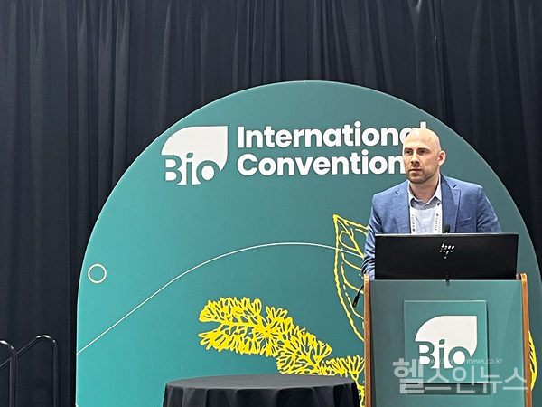 현지시간3일오후,브릿지바이오테라퓨틱스파벨프린세브(PavelPrintsev)사업개발디렉터가미국샌디에고에서개최된2024바이오인터내셔널컨벤션행사에서기업소개발표를진행하고있다.