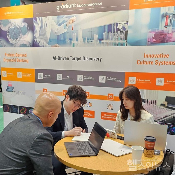 그래디언트바이오컨버전스이진근대표(가운데)및관계자가바이오USA2024에참가해자사부스에서관람객에게혁신신약타깃발굴플랫폼과PDO뱅킹시스템을소개하고있다.
