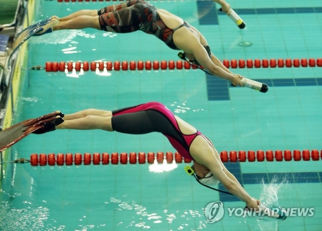 핀수영 경기 출발하는 선수들