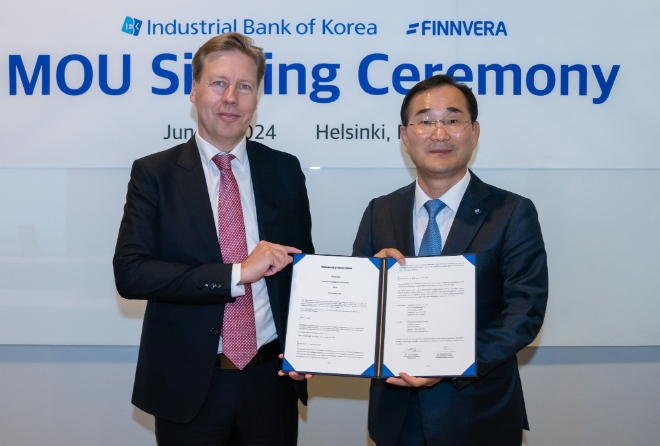 IBK기업은행은 지난 6일(현지시간) 헬싱키에서 핀란드 정책금융기관인 핀베라(Finnvera)와 중소기업 지원을 위한 업무협약(MOU)을 체결했다고 밝혔다. 사진은 지난 6일(현지시간) 핀베라(Finnvera) 헬싱키 본부에서 열린 업무협약식에서 문창환 IBK기업은행 경영전략그룹 부행장(오른쪽)과 유씨 하라실타(Jussi Haarasilta) 핀베라 기업금융부문 부사장(왼쪽)이 기념촬영을 하고 있는 모습. (사진 = IBK기업은행 제공)