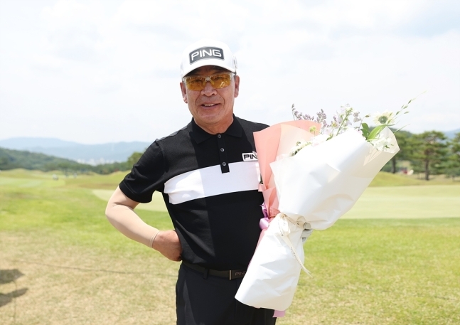 KPGA 선수권대회 2라운드를 마친 뒤 꽃다발을 받고 활짝 웃는 최상호