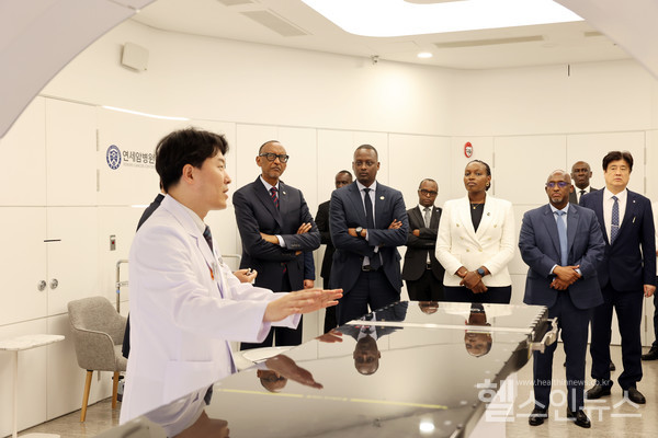금웅섭중입자치료센터장이르완다대통령방문단에게회전형중입자치료기를설명하고있다.