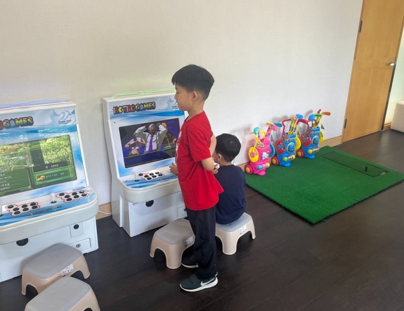 패밀리 라운지 내 비치된 게임기와 어린이용 골프 용품 세트 사진=KPGA