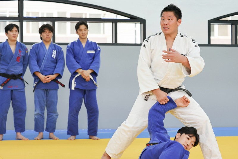 이색 재능기부 나선 한국마사회 김재범 감독