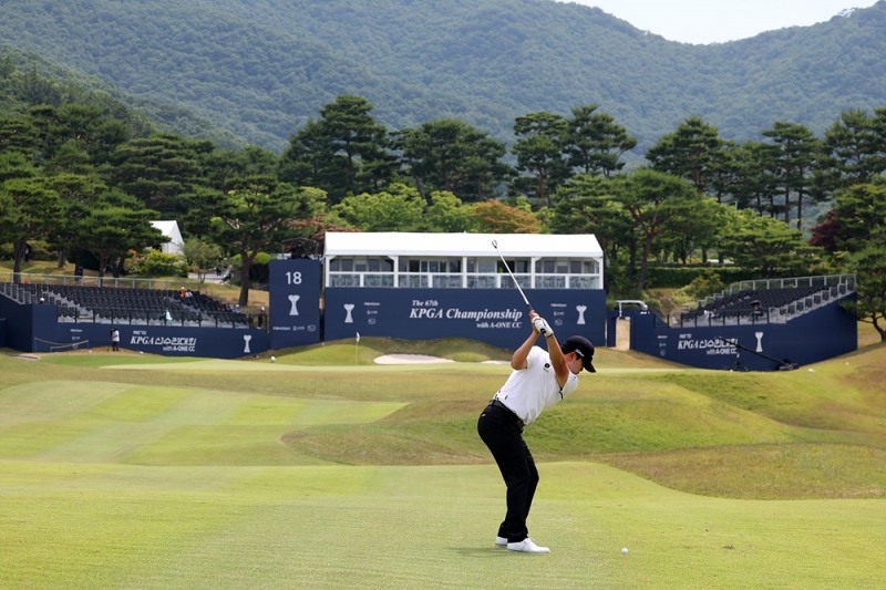 제67회 KPGA 선수권대회 with A-ONE CC 에서 플레이하고 있는 선수들 사진=KPGA