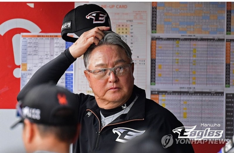 경기 지켜보는 김경문 감독