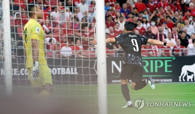 A매치 데뷔골 세리머니하는 주민규