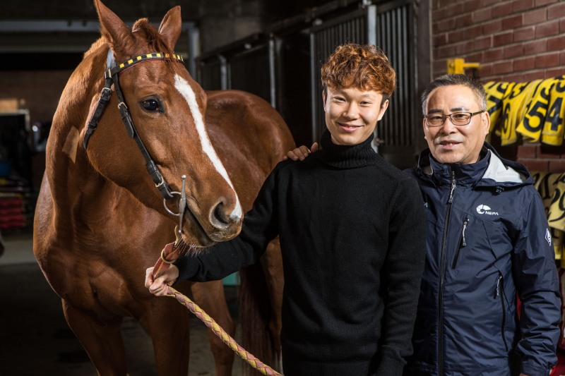 이희영 조교사와 아들 이혁 기수