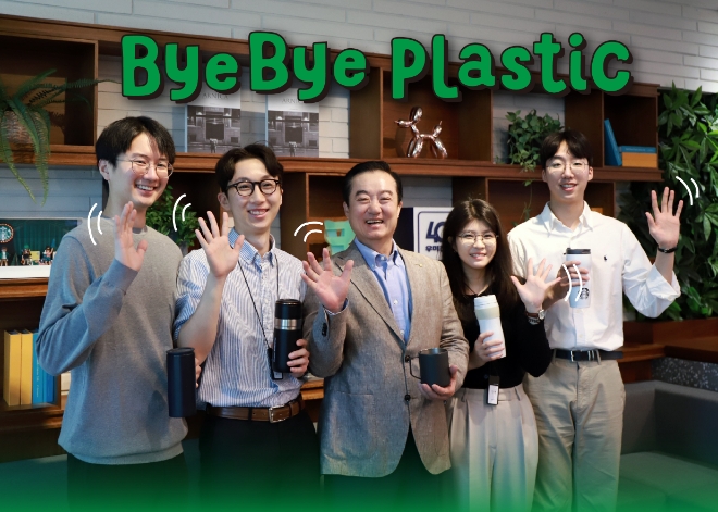 배영한 우미건설 총괄사장(가운데)이 플라스틱 사용 저감 캠페인인 ‘바이바이 플라스틱 챌린지’에 동참했다. / 사진=우미건설 제공