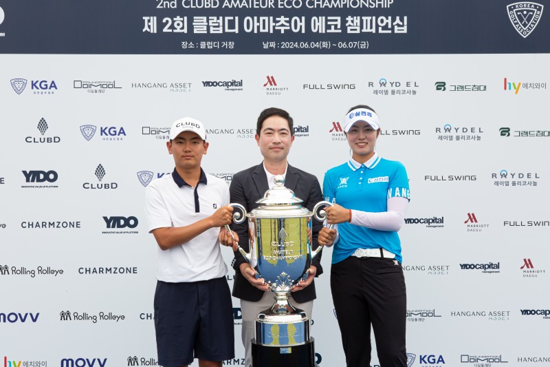 친환경 기업이자 국내 유일의 밸류업 플랫폼 전문 회사인 주식회사 이도(YIDO·대표이사 최정훈)가 주최하고, 대한골프협회(회장 강형모)가 주관한 ‘제2회 클럽디(CLUBD) 아마추어 에코 챔피언십에서 서교림과 강승구가 각각 남녀부 정상에 올랐다. 강승구(남성고1) 남자부 우승자(좌측), 정종찬 ㈜이도(YIDO) 부대표(가운데), 서교림 여자부 우승자(우측)