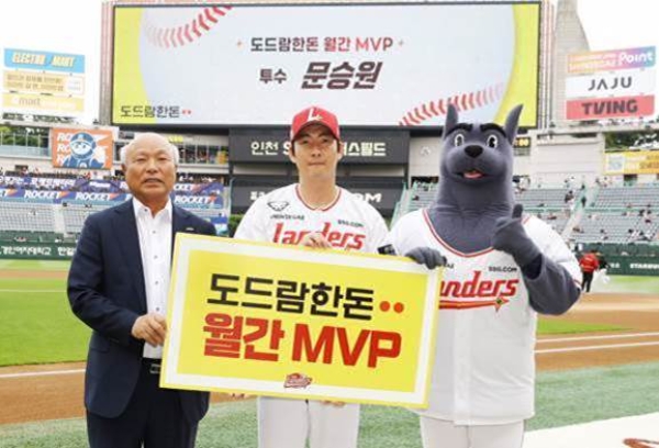 박광욱 도드람 조합장(맨 왼쪽)이 ‘도드람한돈 5월 MVP’ 문승원 선수(가운데)에게 시상금을 전달하고 있다.
