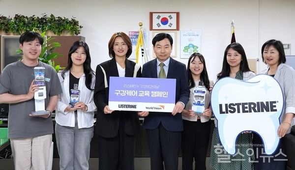 (왼쪽세번째부터순서대로)▲김도희한국존슨앤드존슨판매유한회사(켄뷰)에센셜헬스BU매니저,▲한방수경성중학교교장선생님,▲이유경월드비전대리(자료제공=한국존슨앤드존슨판매유한회사(켄뷰))