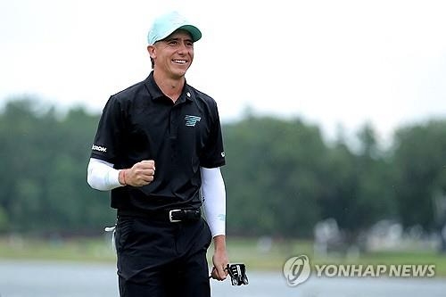 우승 퍼트를 넣고 주먹을 불끈 쥔 오르티스