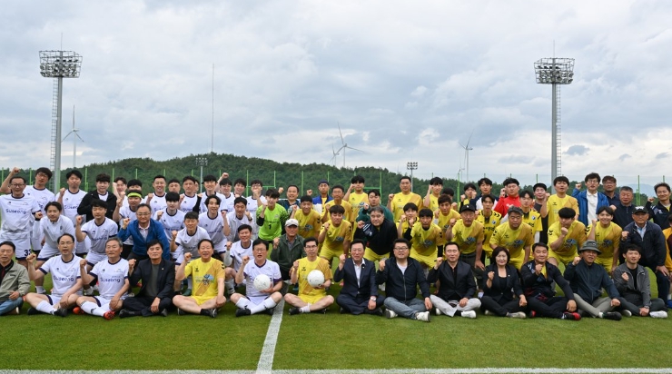 대구 수성구(구청장 김대권)는 지난 8일 경상북도 영덕군을 방문해 영덕군 공무원 축구동호회와 축구 교류전을 갖고 우의를 나눴다.