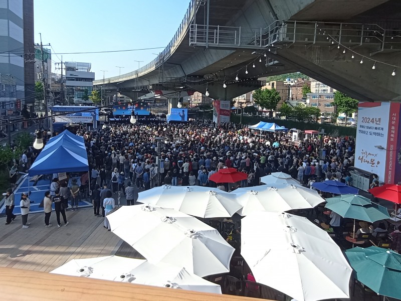 사진=무대를 가득채운 시민들