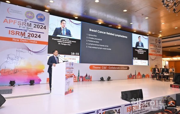 순천향대부천병원차한규교수가3월인도델리에서열린'제6회아시아태평양미세재건수술학회'에서'림프관정맥문합술및이를위한초음파기술'에대해발표하고있다.