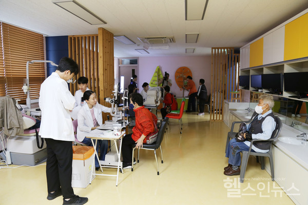 8일강원도고성군에서세란병원의료진이지역주민을대상으로무료건강검진을실시하고있다.