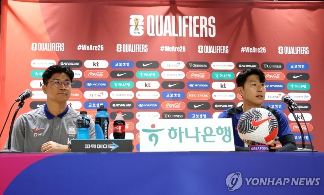 중국전 앞두고 기자회견 하는 김도훈, 손흥민