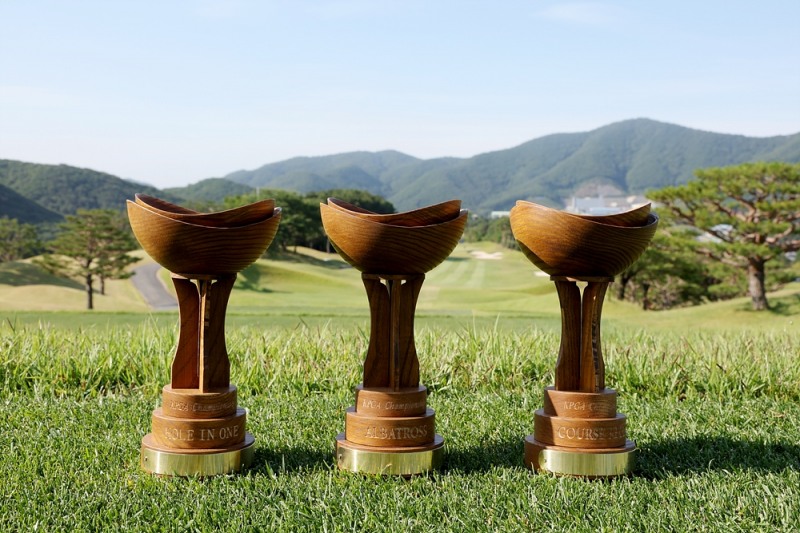 ‘KPGA 선수권대회’의 실제 트로피를 형상화한 ‘목각 트로피’ 사진=KPGA