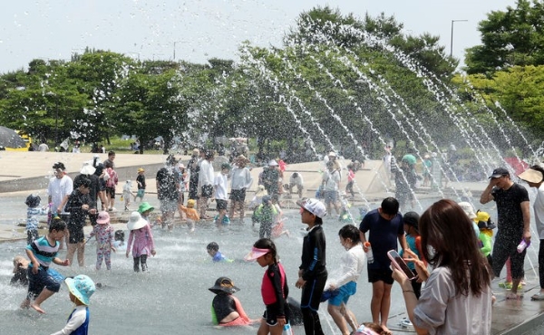초여름 날씨를 보인 지난 6일 오후 서울 영등포구 여의도한강공원 물빛광장에서 시민들이 물놀이를 하며 더위를 피하고 있다.