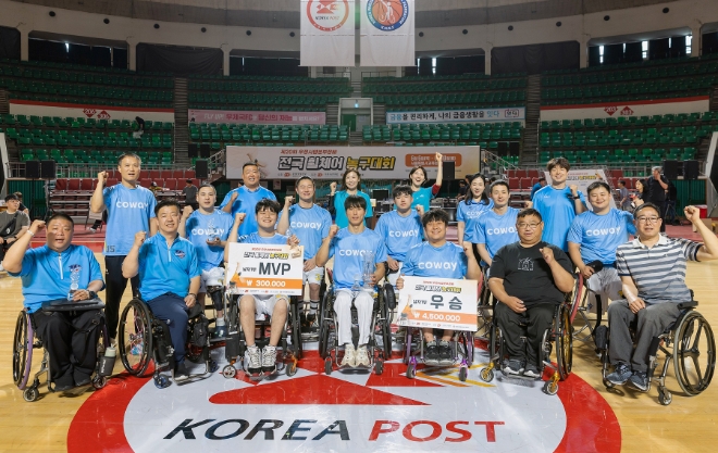 코웨이 블루휠스 휠체어농구단이 우정사업본부장배 전국휠체어농구대회에서 우승을 차지했다. 코웨이 블루휠스 선수들과 관계자들이 기념촬영을 하고 있다.