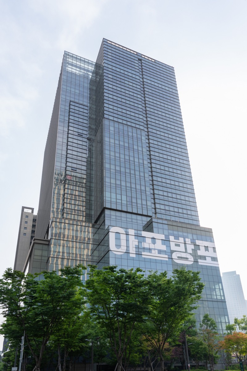 ‘2024 FESTA’ 기념해 하이브 사옥 래핑…빅히트 뮤직 “팬분들이 즐겁게 만끽할 수 있도록 최선을 다해 준비”