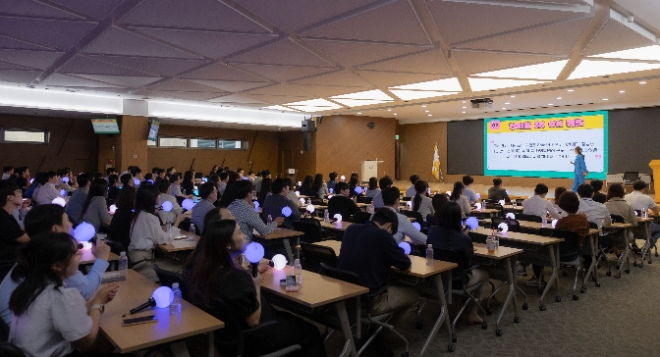 지난 5일 부산국제금융센터(BIFC) 3층 캠코마루에서 ‘청렴웨이브’ 5개 기관 임직원 약 200명이 ‘청렴골든벨’ 대회에 참여하고 있다. / 사진=캠코 제공